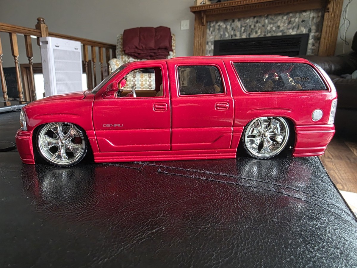 JADA BIGTIME 2002 GMC YUKON XL DENALI RED 1:24 DIECAST MODEL NO