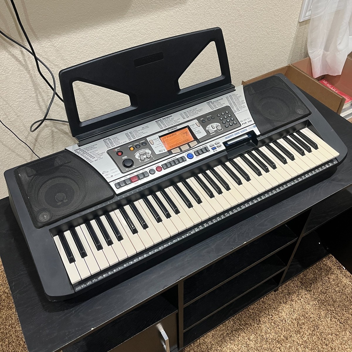 ヤマハ PSR-350 電子ピアノ Yamaha PSR-350 Portable 61-Key Digital Keyboard with Music Stand