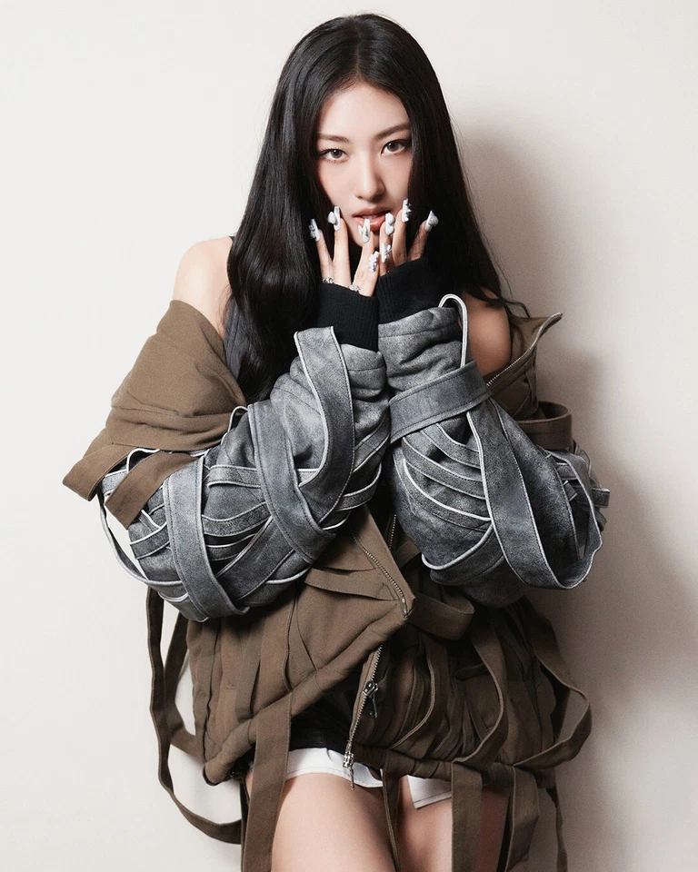 K-POP MEOVV 1st EP Album MY EYES OPEN VVIDE MEOVV Ver. CD+P.Book+Doll Kit+P.Card Foto 4 de 4