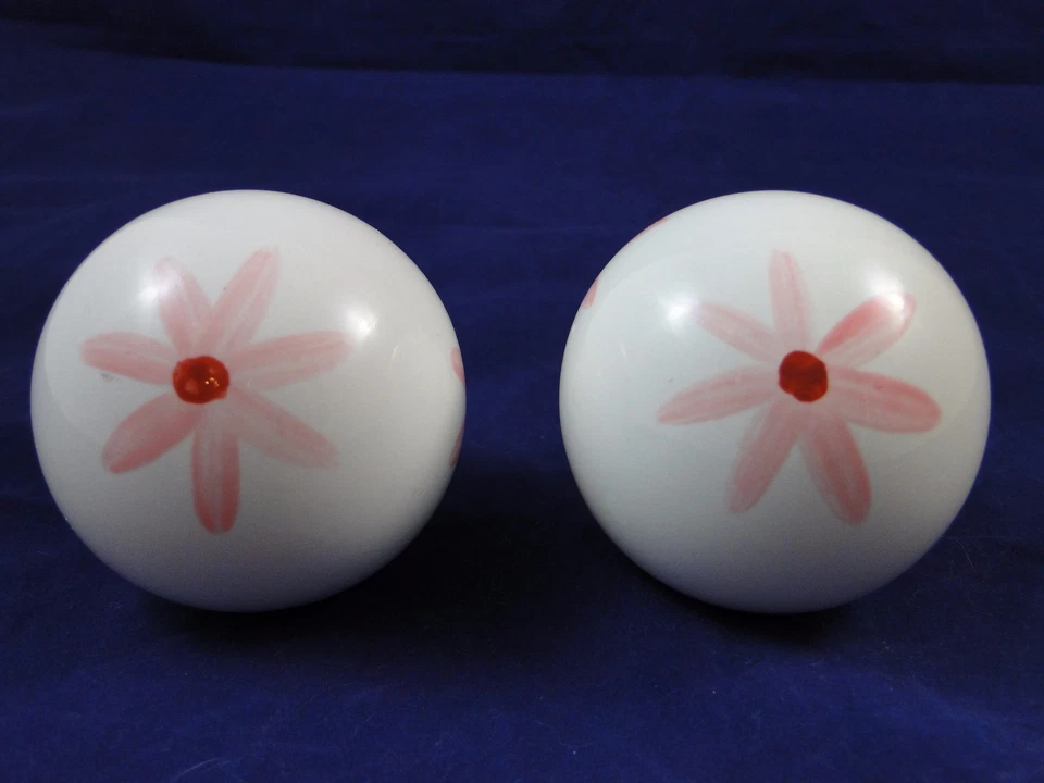 Acabados de cortina Pottery Barn: blanco con roscado de níquel cepillado floral rosa  Foto 2 de 4