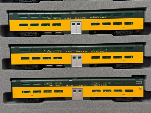 Kato 106-104-LS N Scale C&NW EMD E8A & Pullman Bi-Level "400" Train 6-Unit-Set - Picture 5 of 14