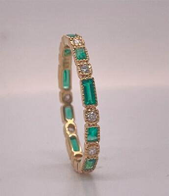 18K Gelbgold Baguette grüner Smaragd & runder Diamant Ewigkeit Milgrain Band