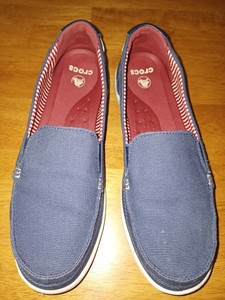 crocs women's walu canvas loafer