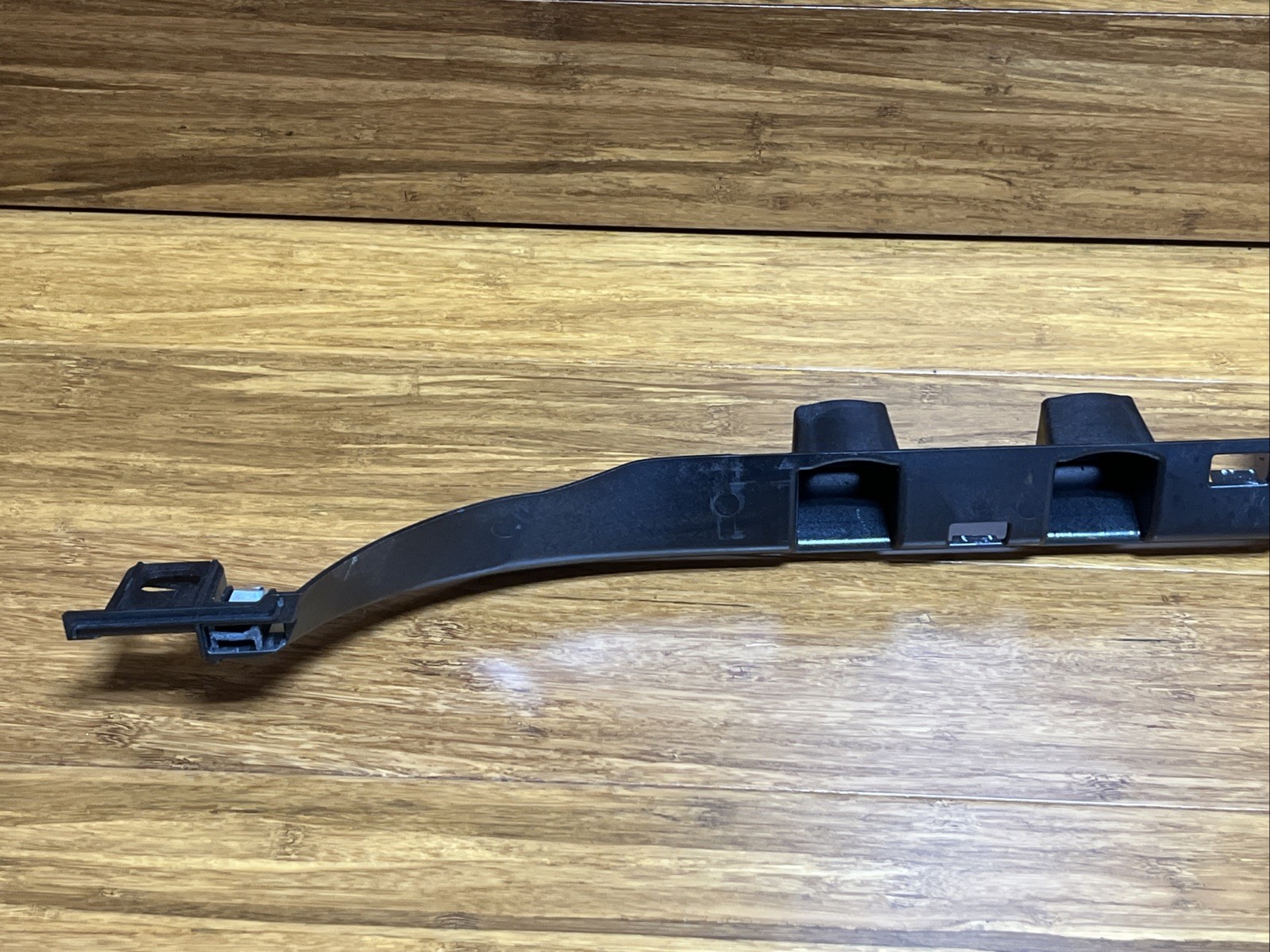2017-2023 Rolls Royce Dawn RR6 Left Side Sill Mount Bracket Support OEM 7301675
