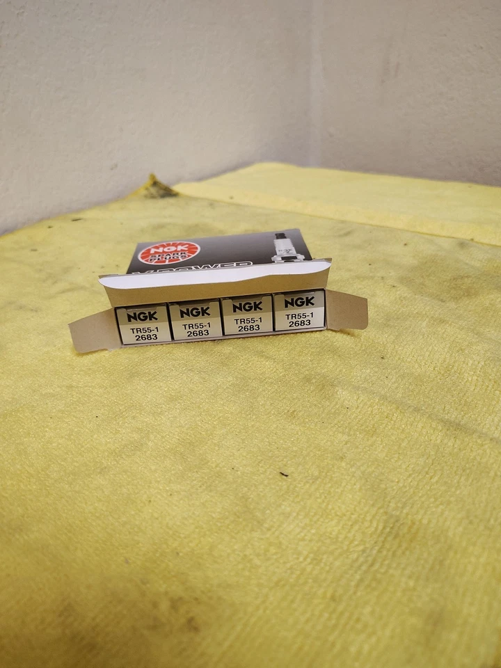 Bujías NGK para Buick, Chevrolet, Ford, GMC, Isuzu 94-00 se venden en una caja de 4 Foto 2 de 4