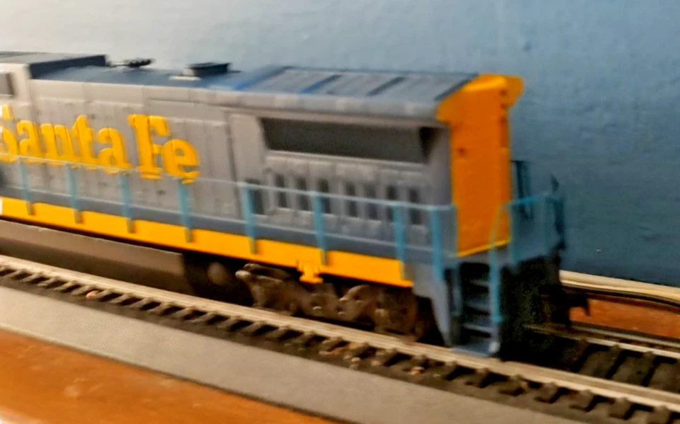 HO Scale Walthers Trainline Santa Fe GE Dash 8 40B No 7435 - Image 3 of 4