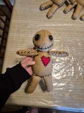 1 MUÑECA VUDÚ OJO GRANDE 1 OJO PEQUEÑO HECHA A MANO ARPILLERA HORROR ÚNICO HALLOWEEN GÓTICO