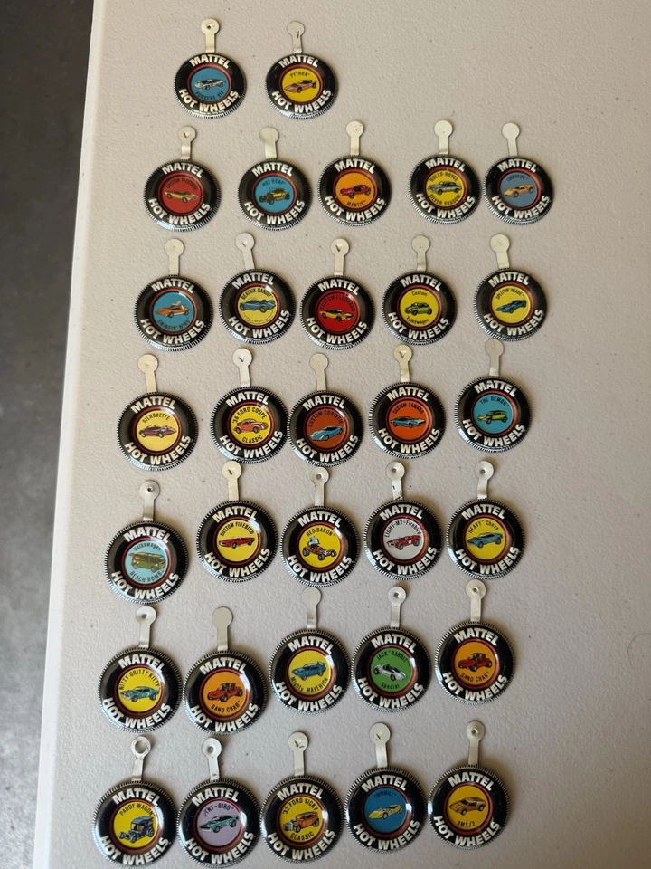 32 emblemas de lata Hot Wheels 1967–1969 - Imagem 2 de 4