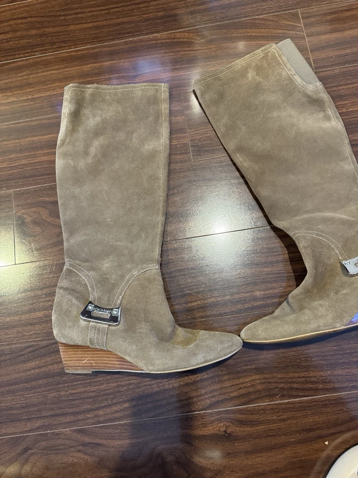 Botas hasta la rodilla de gamuza con cuña Calvin Klein Elly talla 8,5 tostadas plateadas con hebilla con logotipo Foto 3 de 4