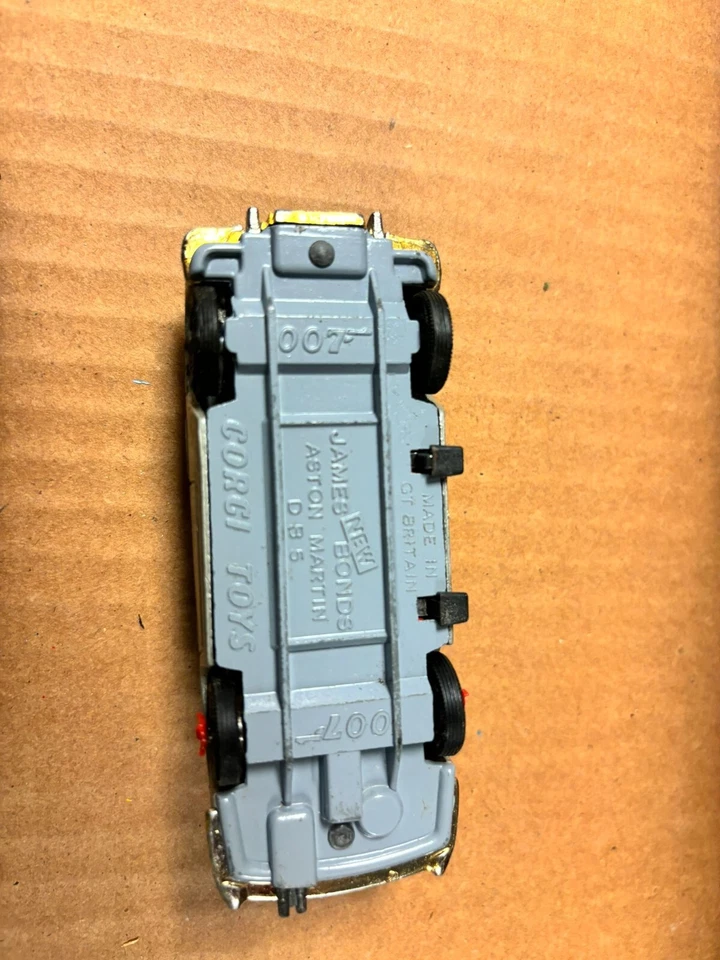 Corgi #270 James Bond 007 Aston Martin DB5 - Image 3 of 3