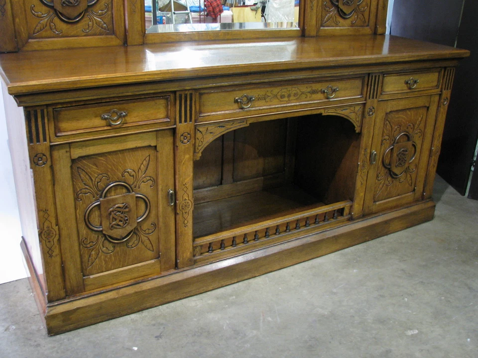 Aparador 90" roble inglés renacimiento gótico años 1860 espejo biselado y monograma tallado Foto 4 de 4