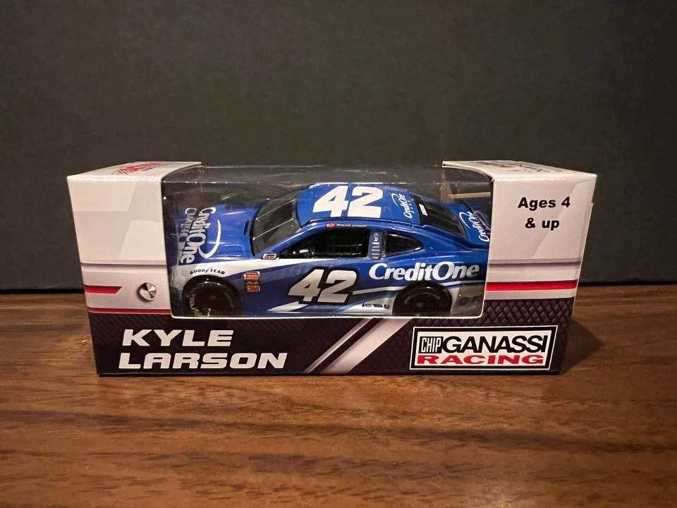 Kyle Larson 2018 #42 Credit One Bank Chevy ZL1 Copa NASCAR 1/64 Foto 2 de 2