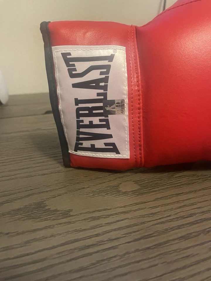 Перчатка с автографом Мухаммеда Али (сертифицирована подписями Мухаммеда Али) - Изображение 2 из 3