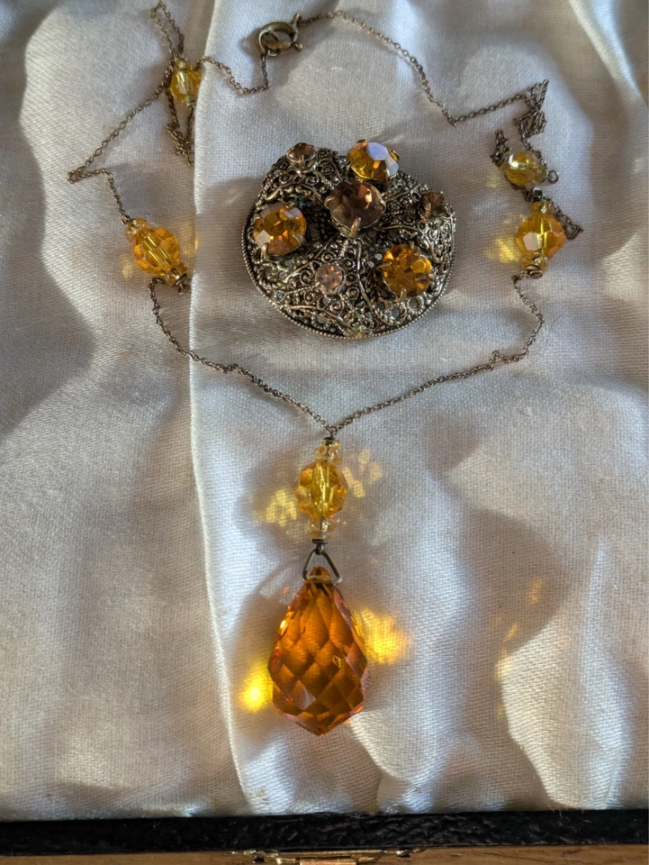 Vintage Art deco Czech jewellery. Amber glass necklace and brooch. Boxed - Image 4 of 4