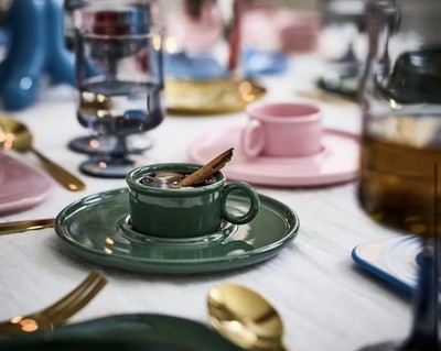 Ikea x Gustaf Westman Vinterfint dunkelgrün Tasse mit Untertasse Porzellan