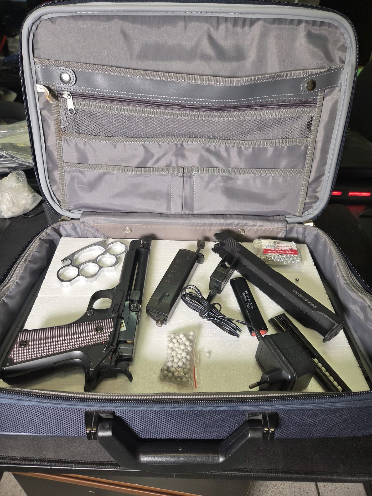 KIT AUTODIFESA CASALINGA CON BERETTA SOFT AIR E TIRAPUGNI IN ACCIAIO E VALIGETTA