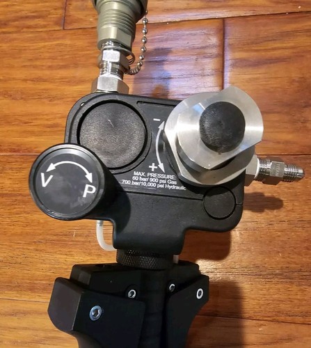 King PV411 Calibration Multi-function Hand Pump King 3750 10,000 psi - Picture 4 of 11