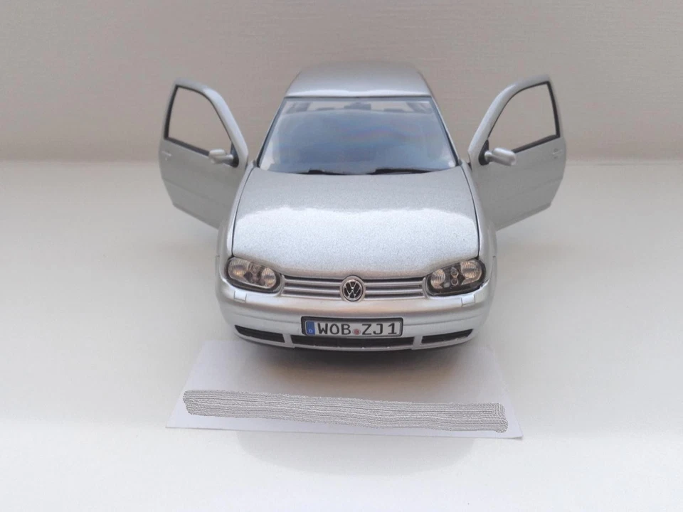 Volkswagen VW Golf 4 GTI Modellino 1:18 Revell Argento 089459093 Nuovo - Immagine 2 di 4