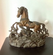 Ancienne statue sculpture d’un cheval entouré de chiens en régule