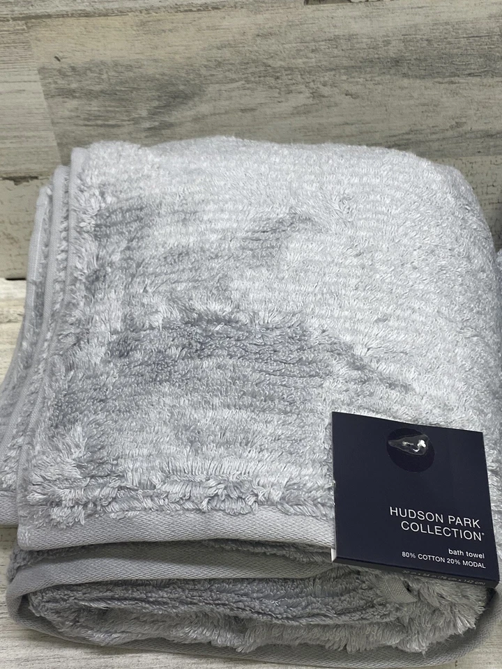 "Juego de 2 toallas de baño acanaladas gris susurro suave al tacto 30x56"" Hudson Park" Foto 2 de 4