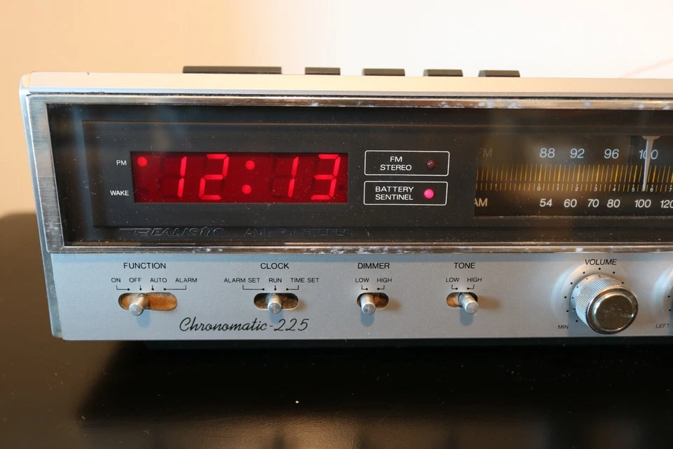Vintage 1984 Realistic Chronomatic 225 AM FM Clock Stereo Radio Shack 12-1532O - Image 2 of 4