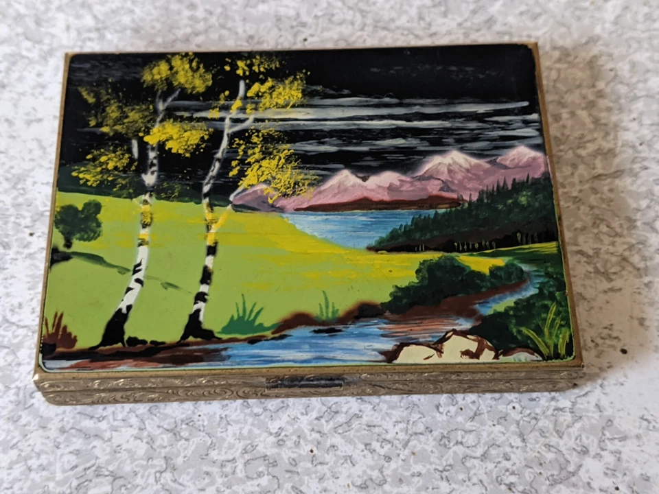 LOVELY VINTAGE BRASS LADIES SMALL CIGARETTE CASE - HAND PAINTED COUNTRY SCENE - Image 3 of 4