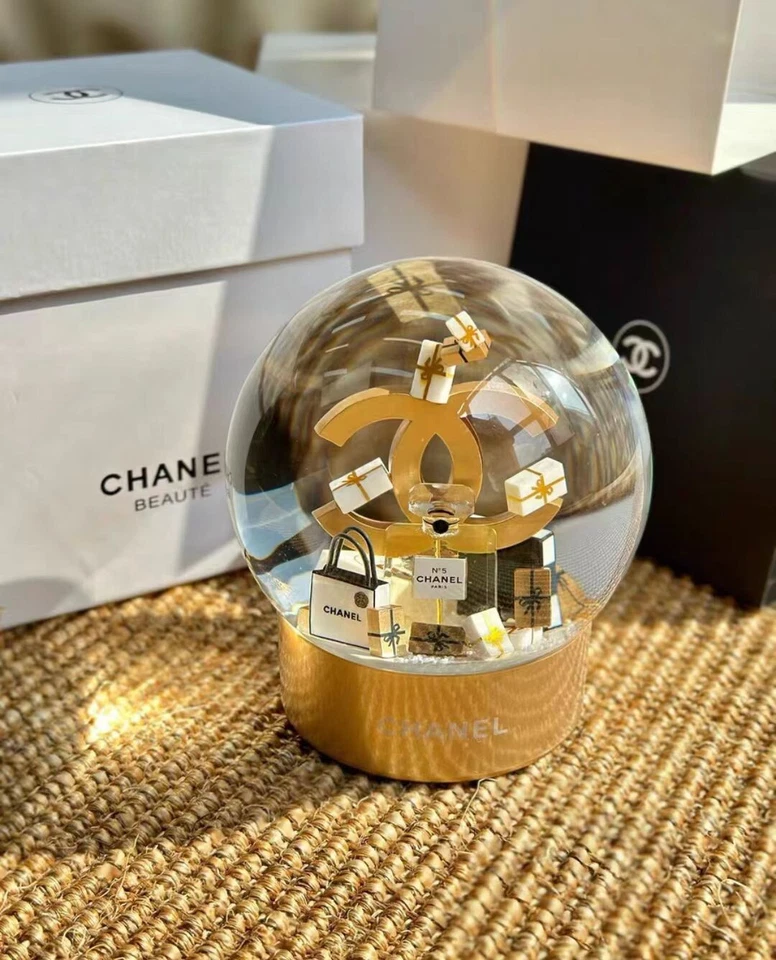 Chanel 2024 Bola de Cristal Globo de Nieve Nuevo Edición Limitada Foto 3 de 4