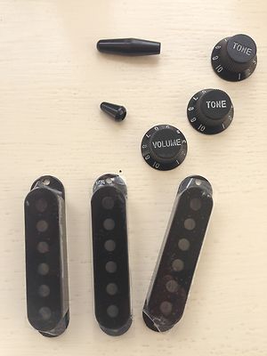 Stratocaster Tonabnehmerabdeckungen x3 schwarz, 50mm Polabstand + 3x Regler & Spitzen Neu!