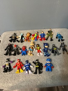 lot of 20 minifigures: Batman, spiderman etc..