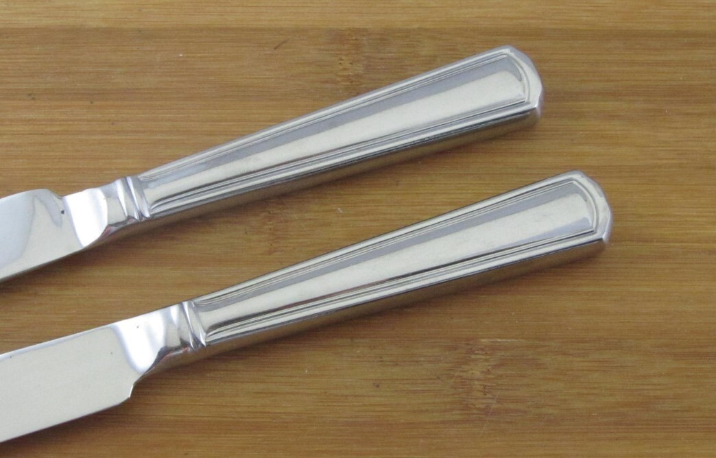 TWO Wallace Stainless WHITNEY AMERICAN CHIPENDALE Dinner Knives 9 5/8" Flatware