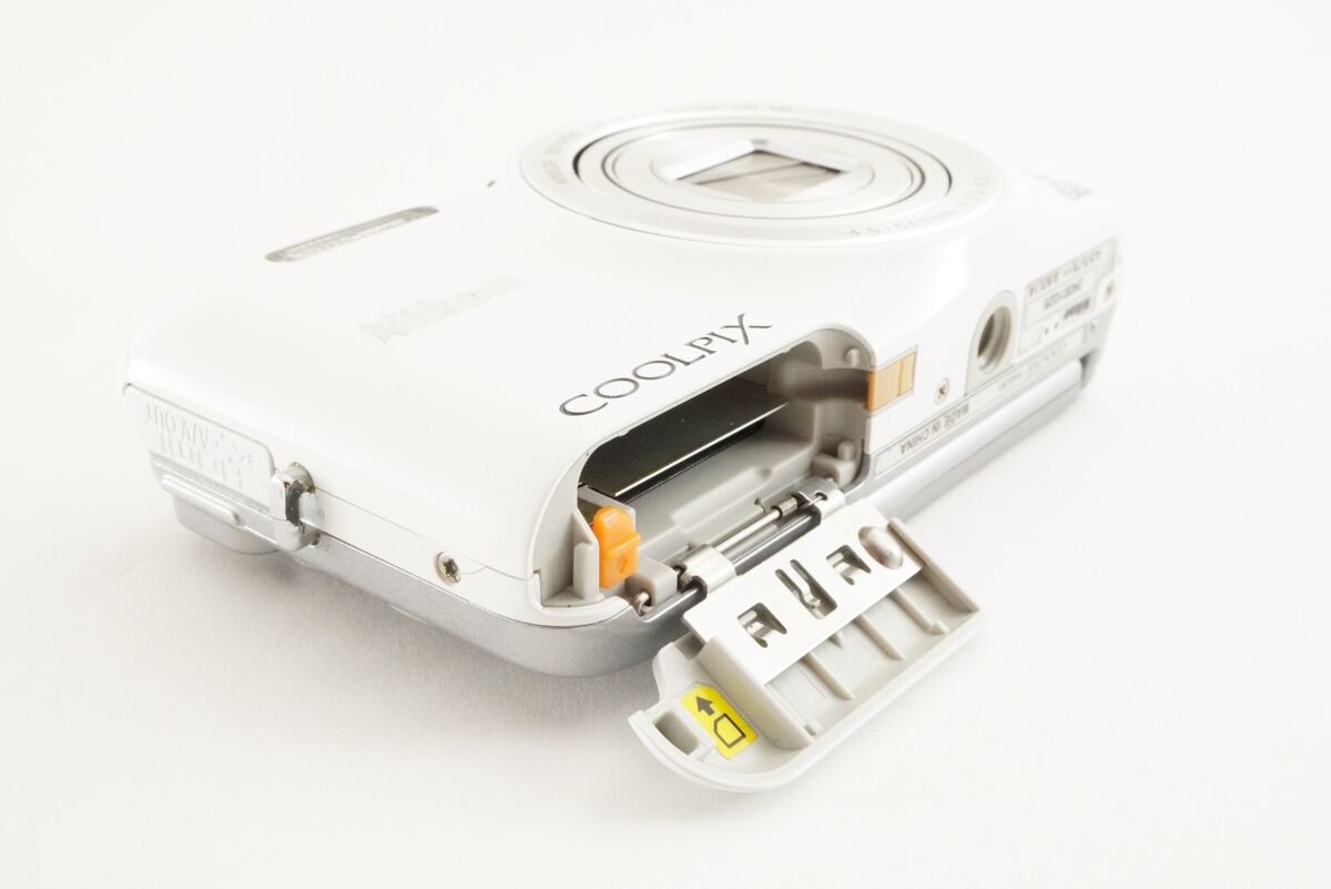 Nikon COOLPIX S6600 White & 4GB SDHC Card Digital Camera Nikon COOLPIX S6600 White & 4GB SDHC Card Digital Camera