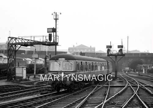 SR-DK-Digital Railway Image 2 car Suburban set arriving at Kings Cross Station w