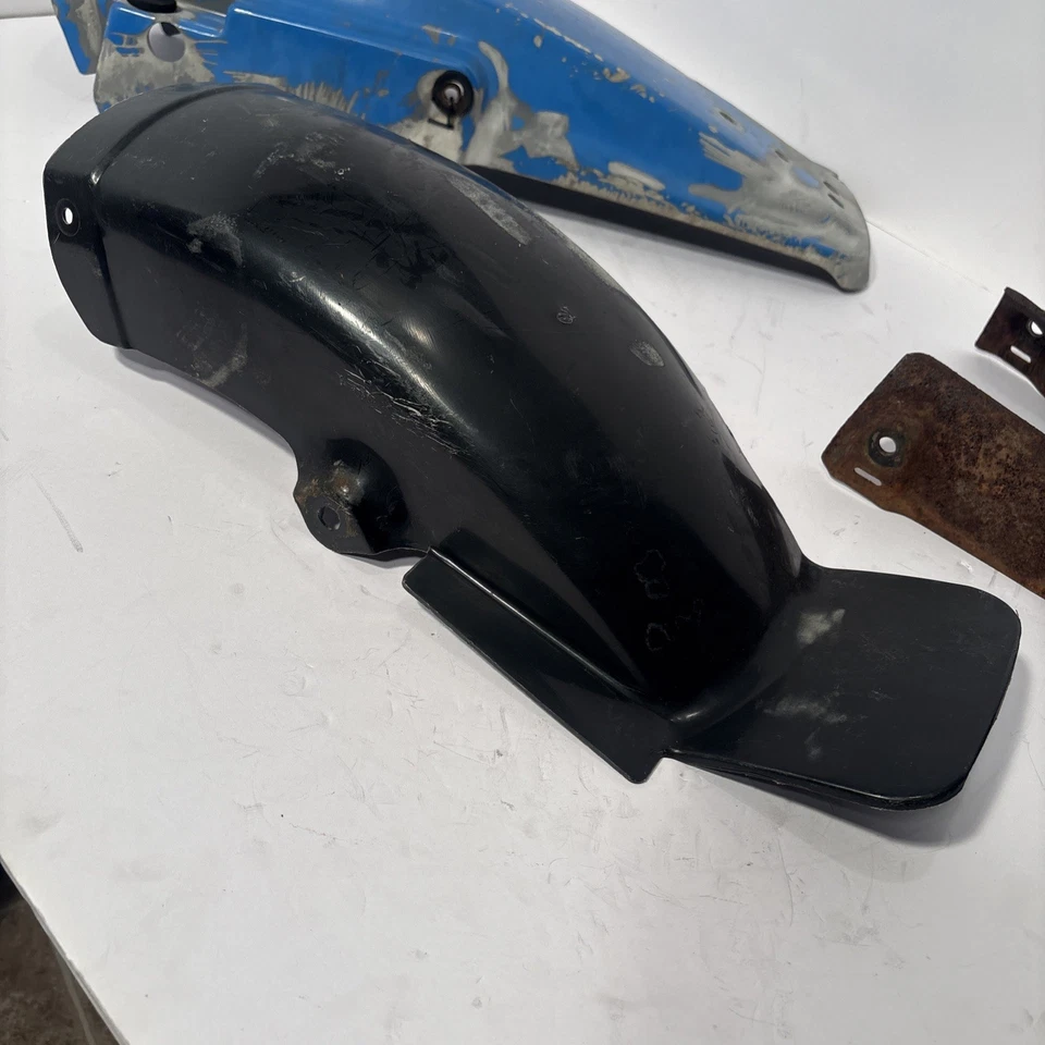 Guardabarros trasero interior plástico 80/81 Suzuki TS250 OEM 63113-30900 250 Foto 2 de 4