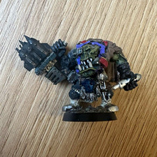 Warhammer 40K Ork Miniatur mit großer Waffe ...