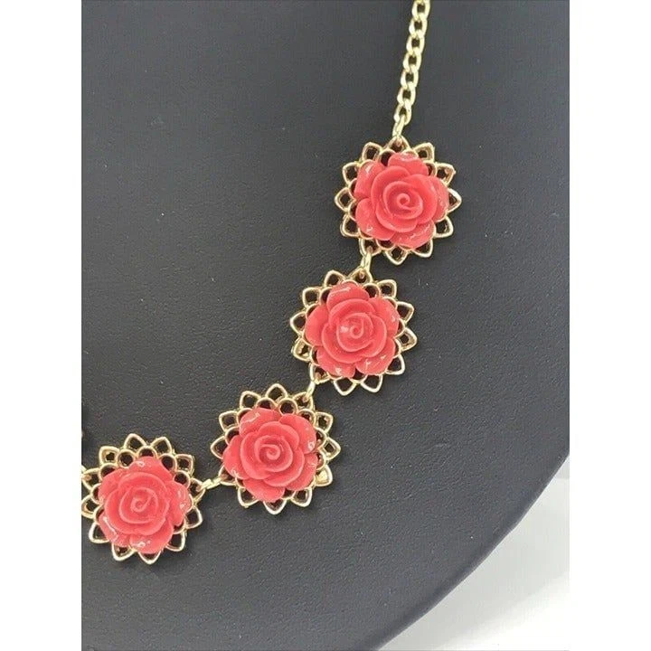 Collar Floral Acrílico Rosas Rojas Tono Oro Cadena 18" Flor Foto 2 de 4