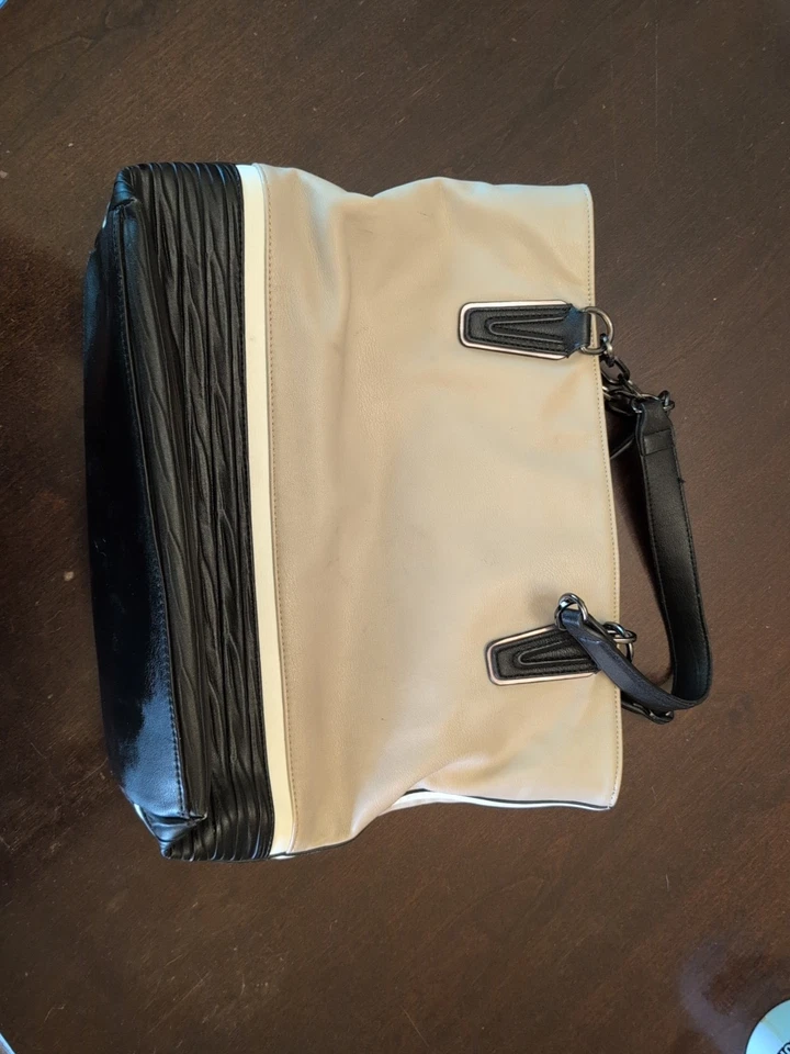 Monedero Simply Vera Wang Beige y Negro Foto 2 de 4