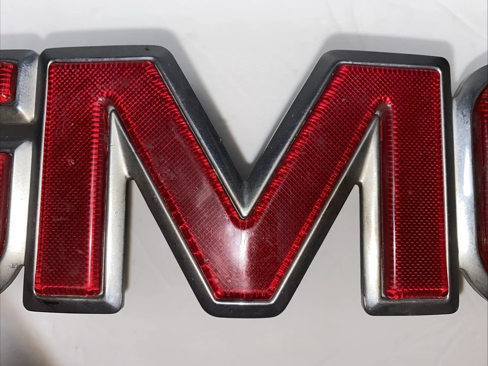 GMC 1988-2000 Sierra Yukon Suburban parrilla delantera emblema INC herrajes 15682309 Foto 4 de 4