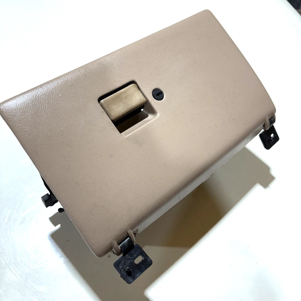 1989-1994 Ford Ranger (Explorer) glove box w/key (beige) Mazda B-Series - Image 4 of 4