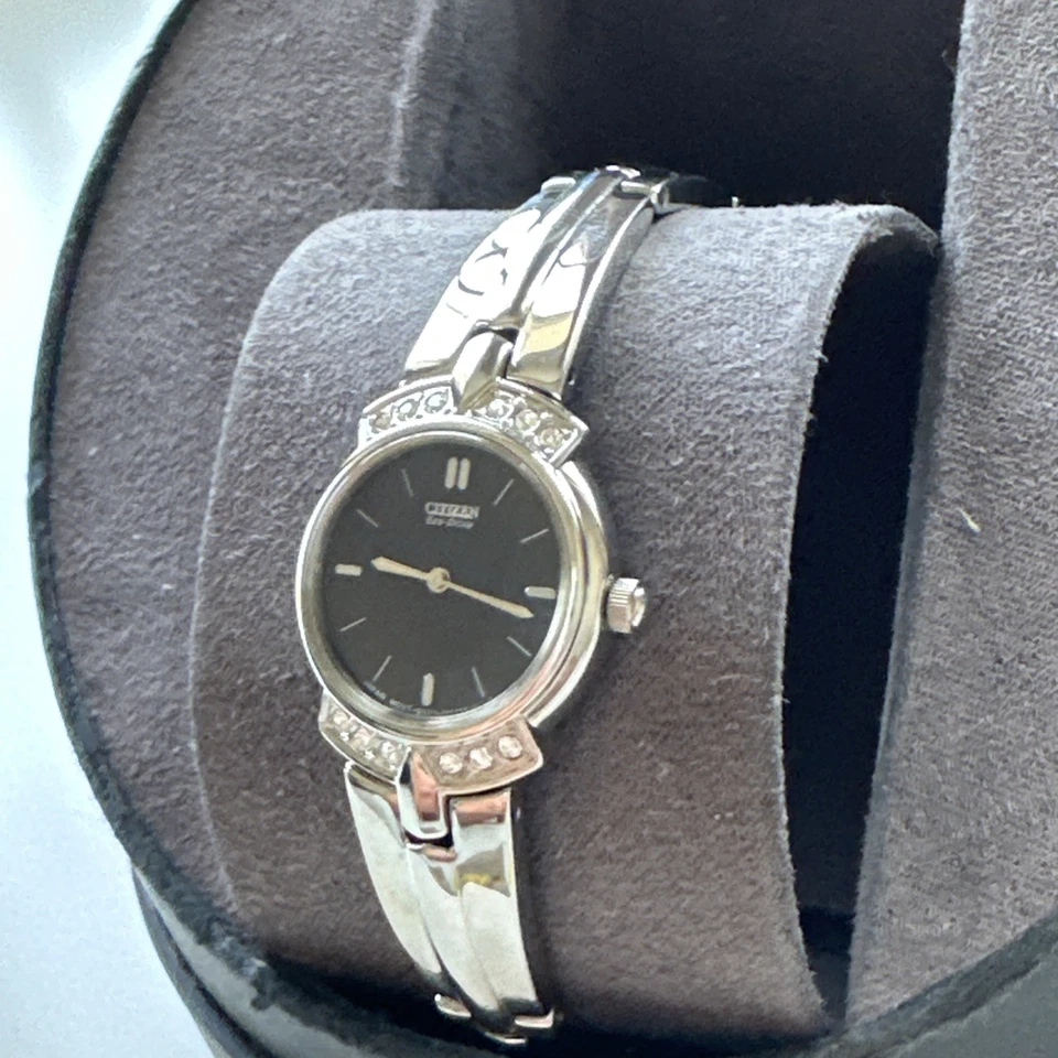 Brazalete analógico con silueta de acero inoxidable Citizens Eco Drive para dama esfera negra Foto 3 de 4