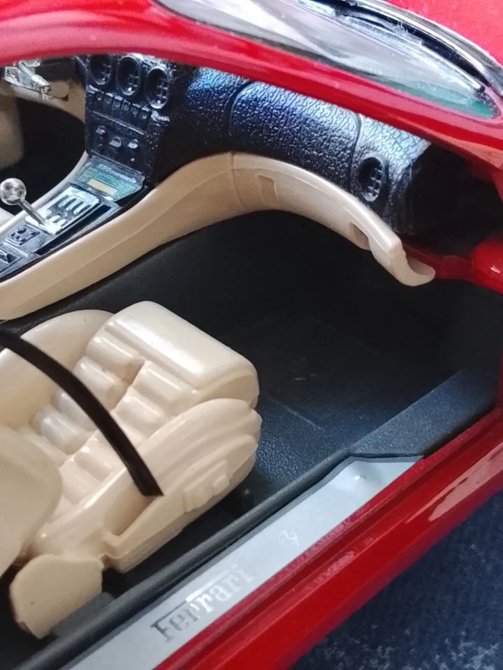 modello Ferrari 550 Maranello 1996 Burago sc 1:18 con supporto da esposizione - Immagine 4 di 4