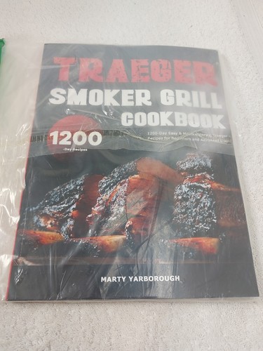 Traeger Smoker Grill Cookbook 1200 Day Recipes NEW! - Afbeelding 1 van 6