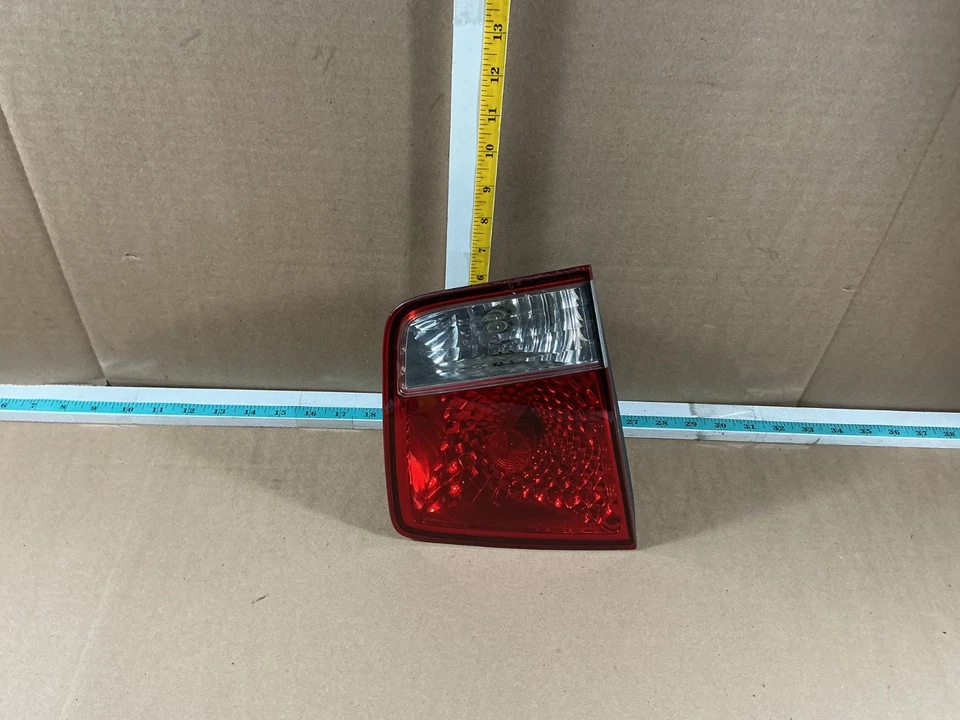 Luz trasera izquierda montada en la tapa del lado del conductor Kia Borrego 2009-2011 Foto 4 de 4