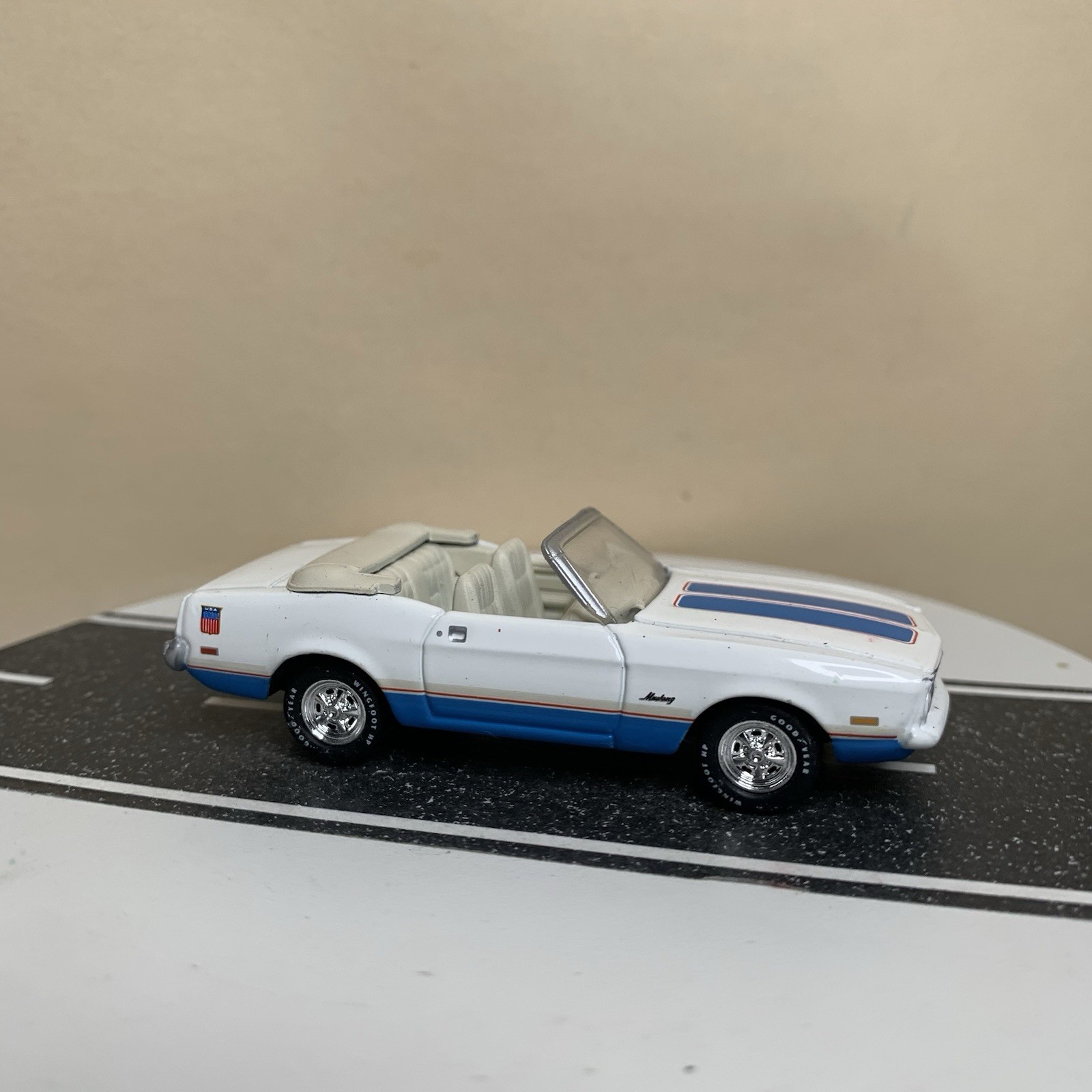 Johnny Lightning Classic Gold 1972 Ford Mustang Convertible Olympic Spirit NM