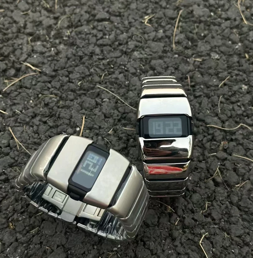 Reloj digital futurista de acero inoxidable Y2K cuarzo japonés - plata brillante Foto 3 de 4