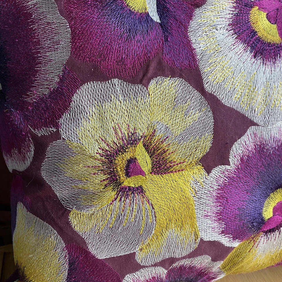 FUNDA DE COJÍN JOHN LEWIS Bordada Púrpura Pensamiento Pluma Inserto Terciopelo Raro Foto 3 de 4