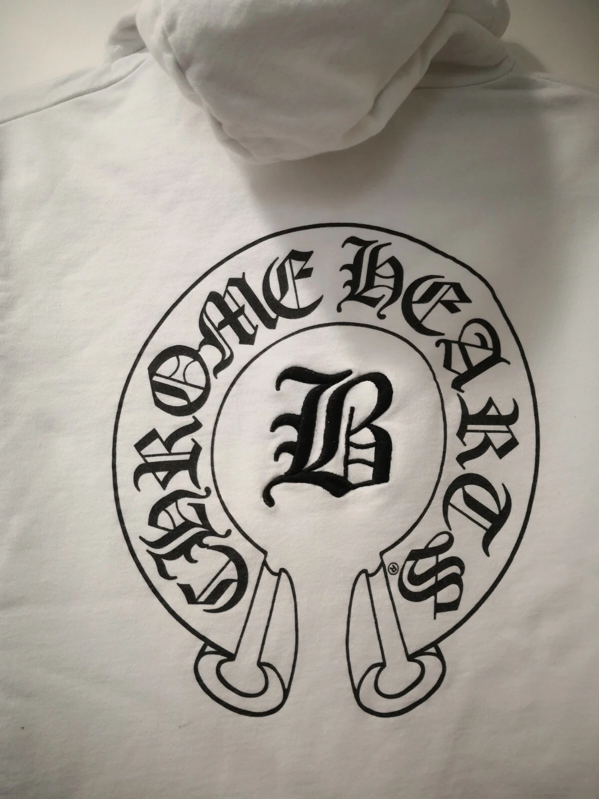 CHROME HEARTS FELPA CON CAPPUCCIO IN COTONE BIANCO CROMATO CUORI COLLABORAZIONE HADID STAMPA E RIGHE LOGO S