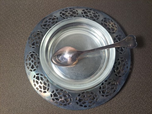 Oneida Silversmiths 3 Piece Jelly Set, Scarab Spoon, Tray, Glass Insert 05-129 - Picture 3 of 15