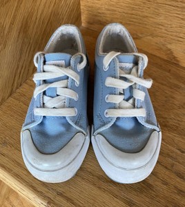 little girl white canvas tennis shoes