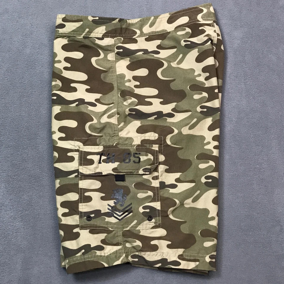 Tommy Hilfiger Camo Board Shorts Mens Medium Hybrid Shorts Swim Boat Fish 9" - Image 3 of 4
