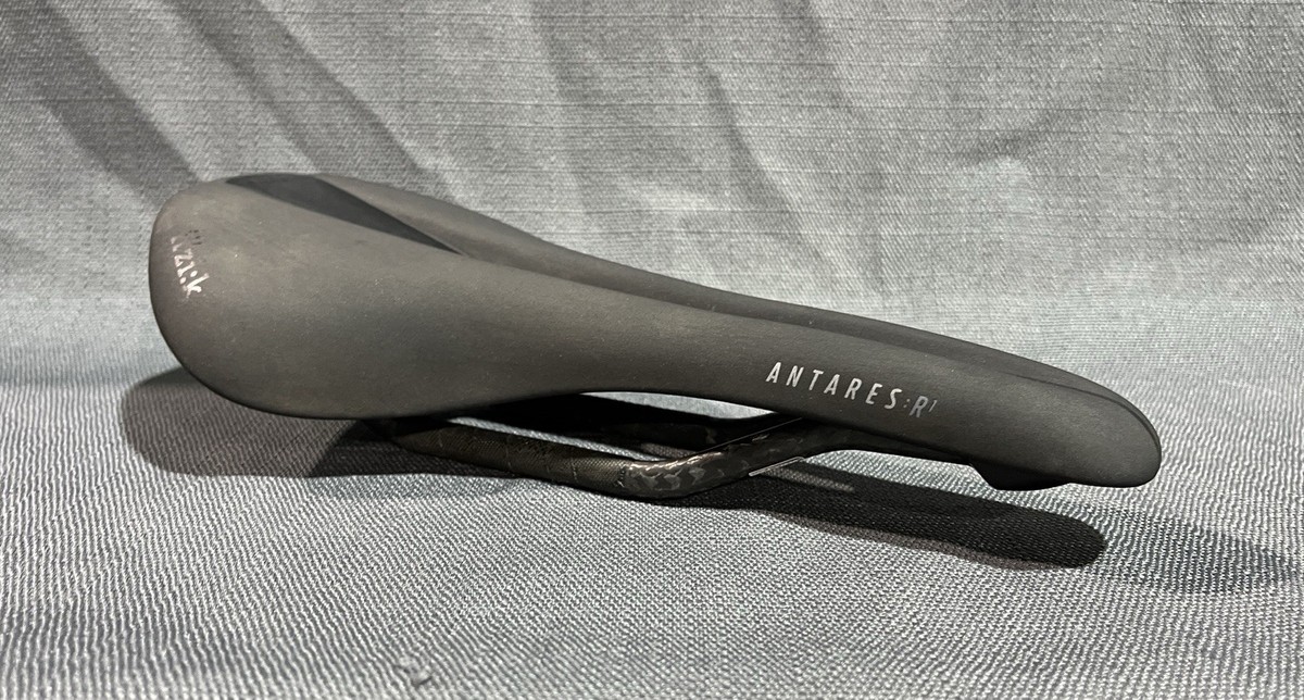 Fi'zi:k Antares R1 Saddle Road 140 x 274mm 7 x 9 Carbon Braided